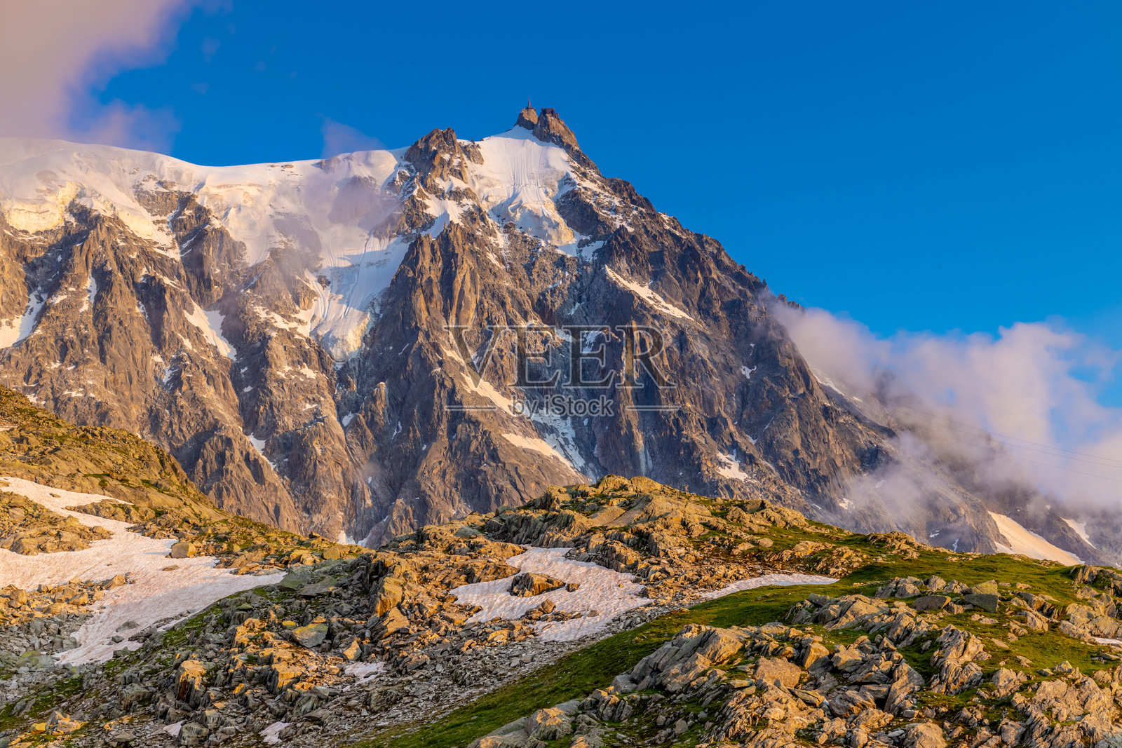 法国阿尔卑斯山脉的夏蒙尼山谷，著名的岩石高峰米迪峰景观照片摄影图片