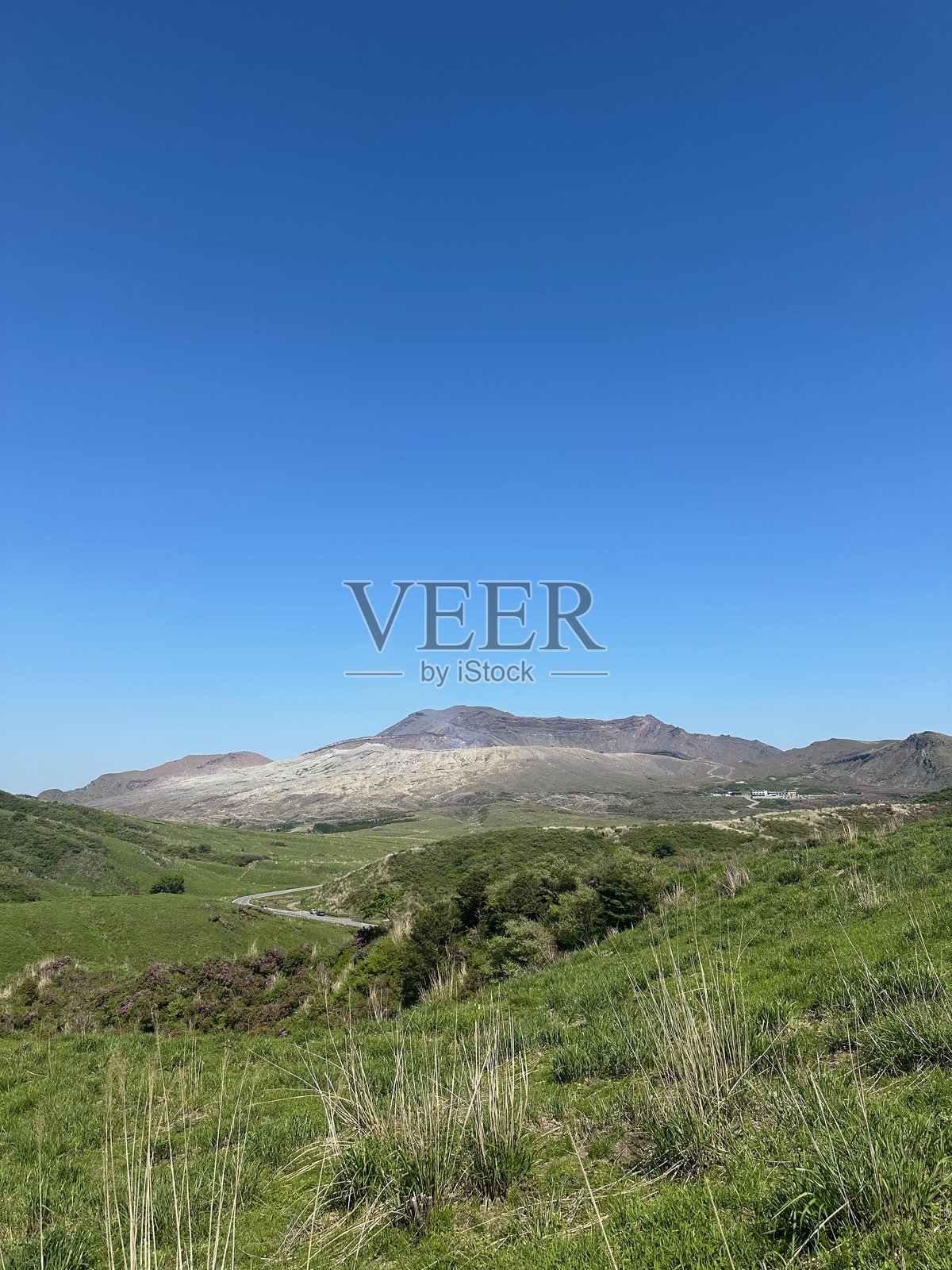 宁静的草千里滨风景，绿意盎然的丘陵B照片摄影图片