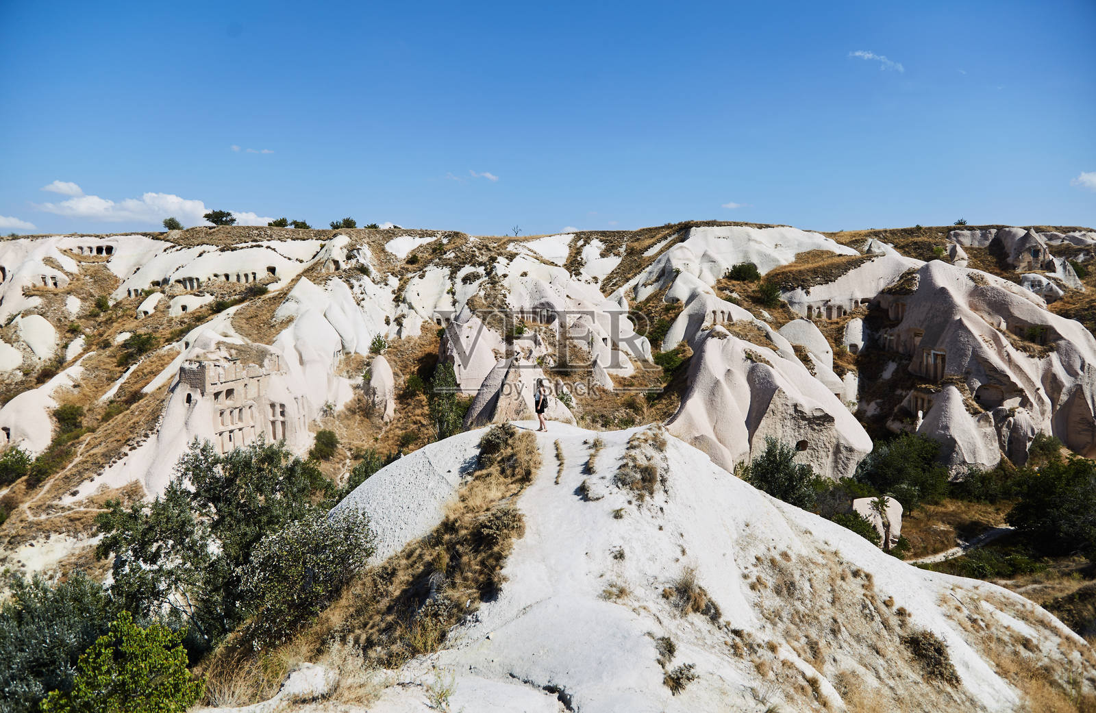 小女孩在欣赏卡帕多奇亚的自然风光。照片摄影图片