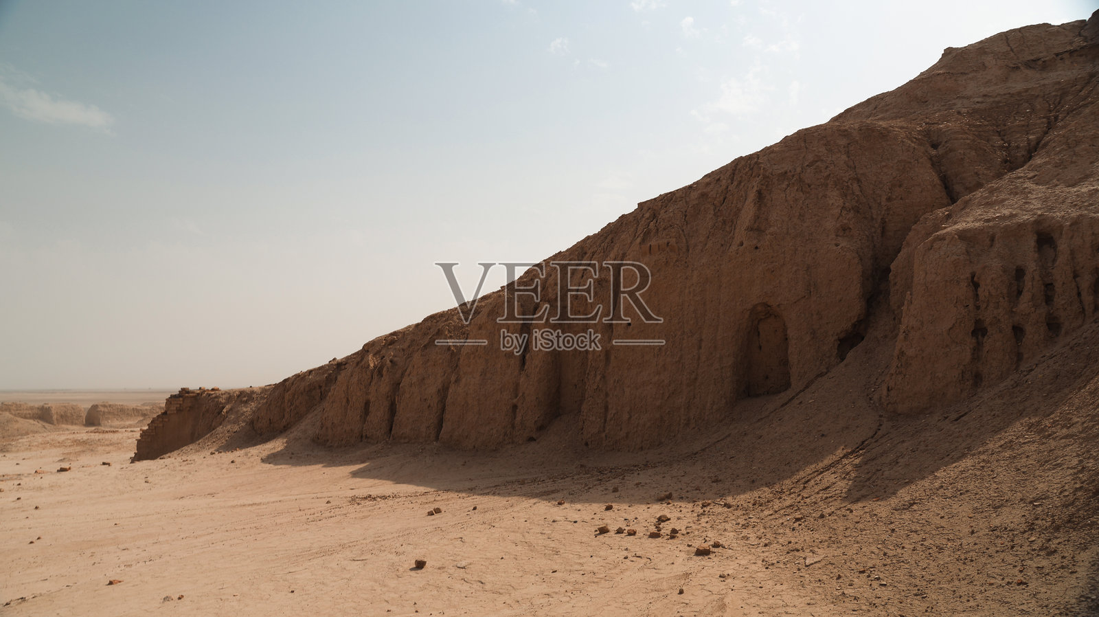 伊拉克乌鲁克的古代遗址揭示了历史建筑奇迹和沙漠景观照片摄影图片