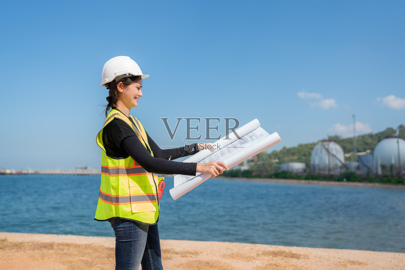 机械工程师检查新建气体管道系统项目。照片摄影图片