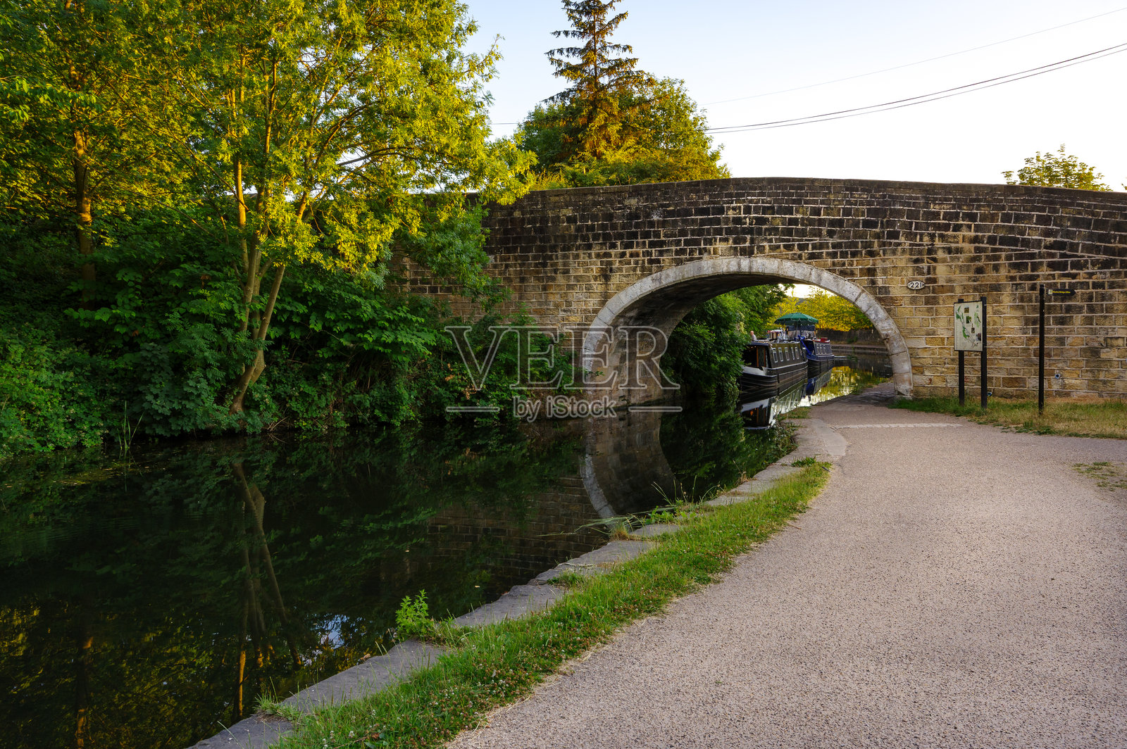 停泊的运河船照片摄影图片