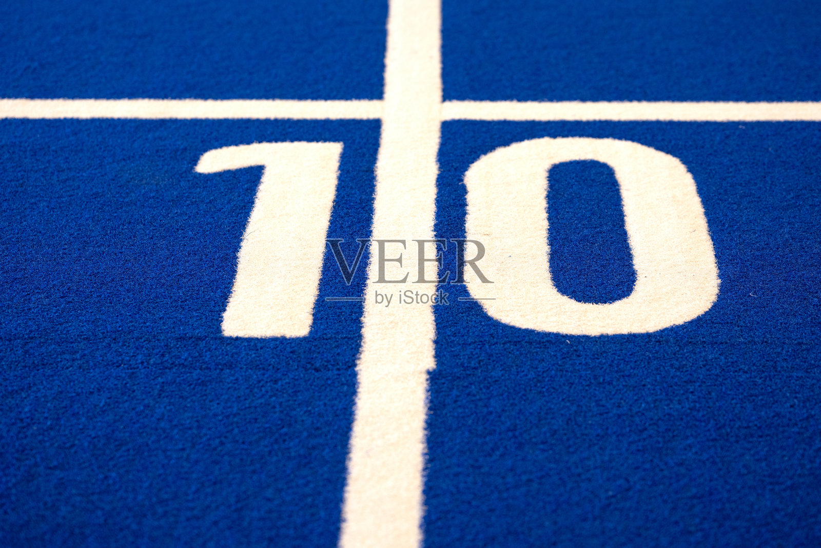 蓝色的跑道特写，带有白色线条照片摄影图片