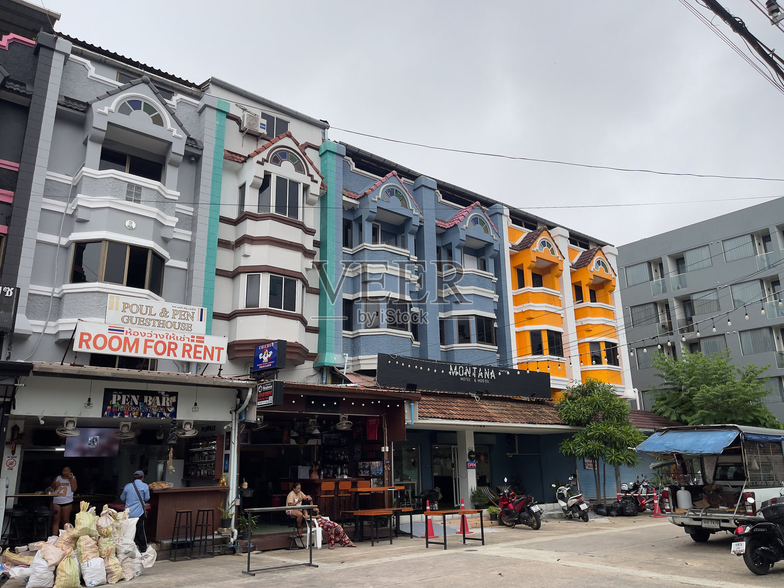 泰国普吉岛五彩斑斓的房屋景观。省会城市。照片摄影图片