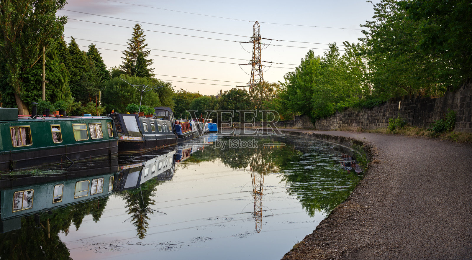 停泊的运河船照片摄影图片