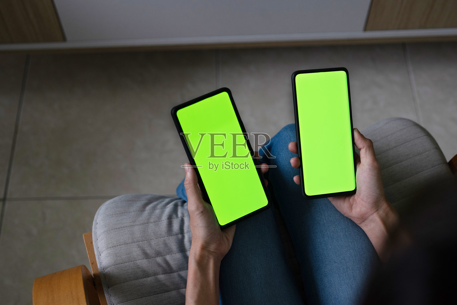 指尖上的金融：双设备管理照片摄影图片