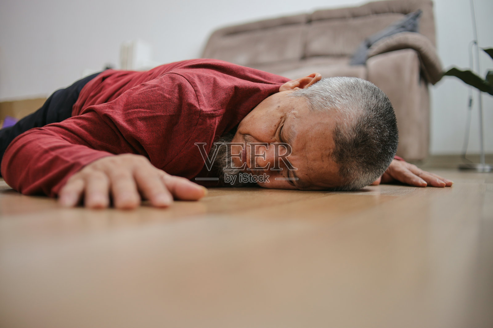 亚洲老爷爷晕倒并摔倒在地照片摄影图片