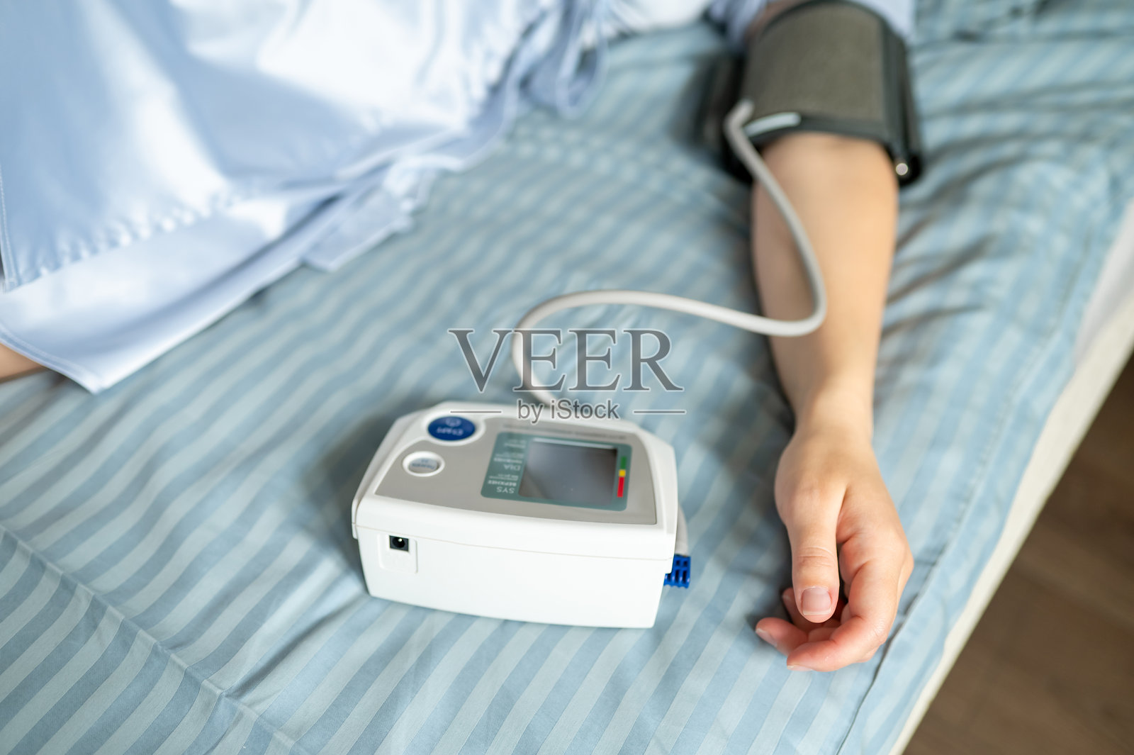 数字血压监测仪的特写镜头和女性手部在健康测量过程中，医疗技术与健康概念照片摄影图片