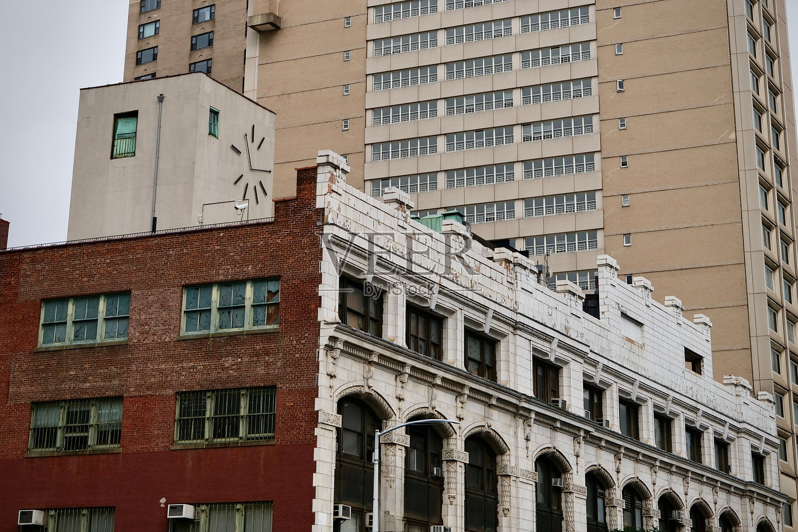 哈莱姆钟楼和白砖建筑（纽约，纽约，美国）照片摄影图片