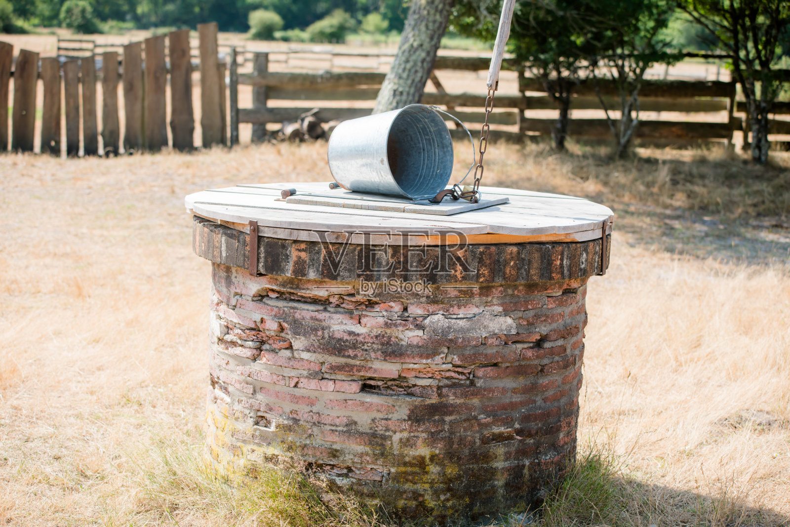 法国西南部上世纪的传统水井。照片摄影图片