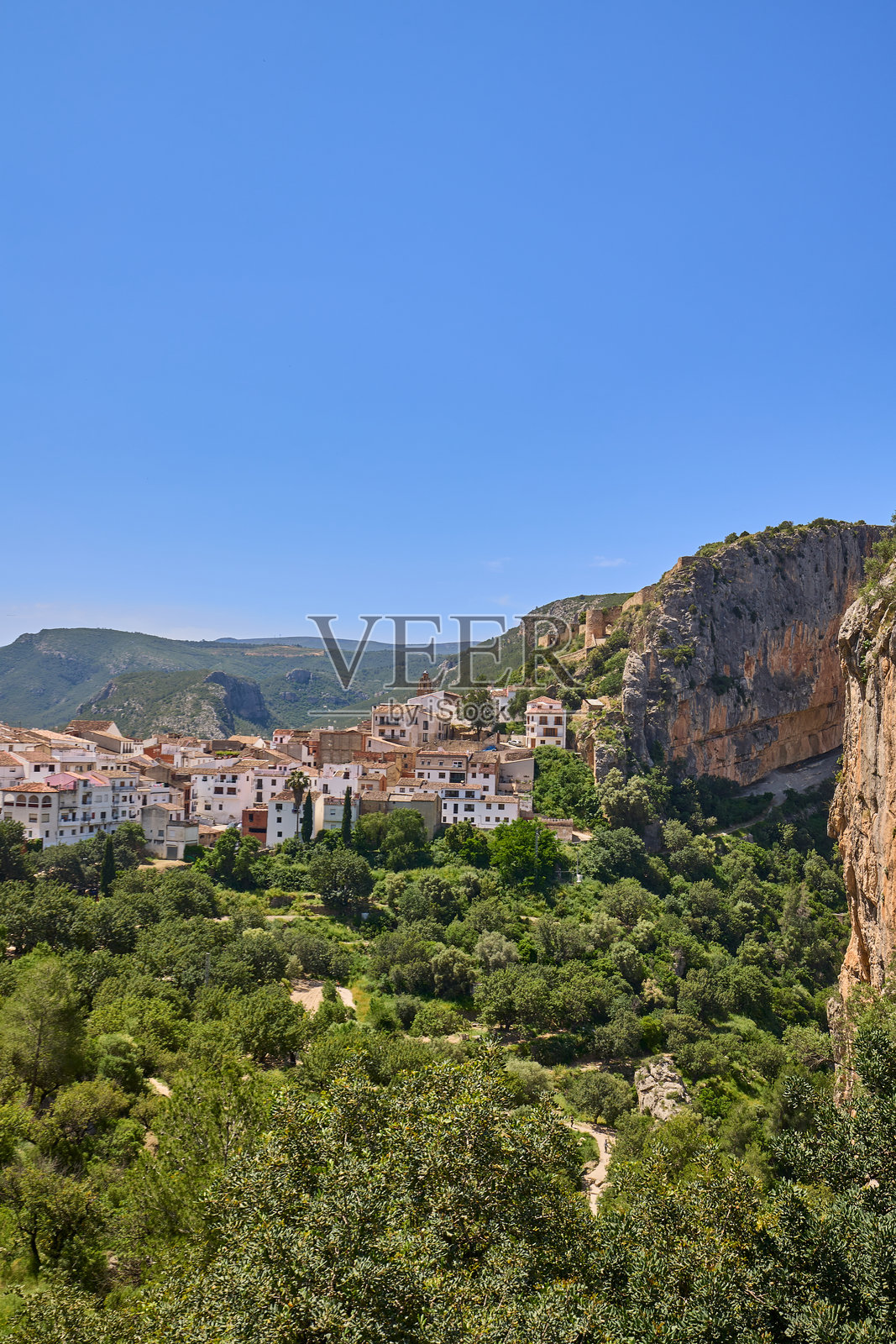 美丽的丘利拉镇及其悬崖上的城墙景观照片摄影图片