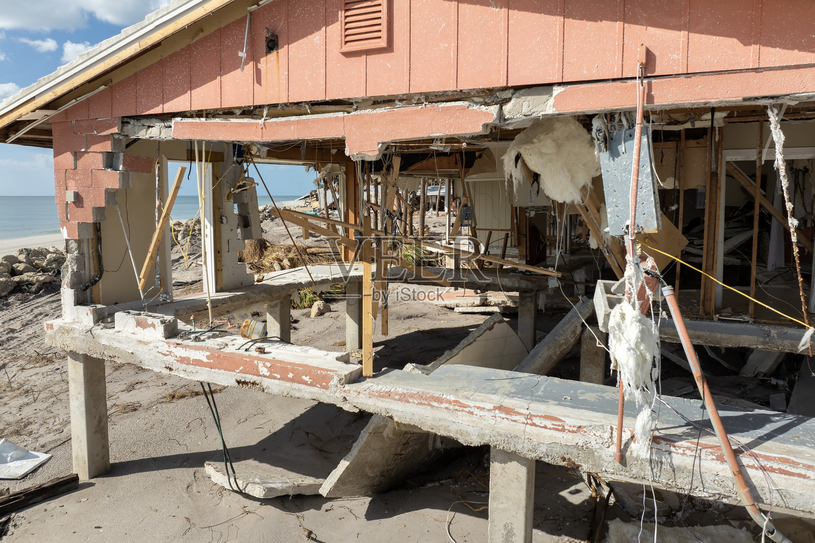飓风登陆后，海岸住宅遭受风暴潮严重损坏。佛罗里达州自然灾害的后果。照片摄影图片
