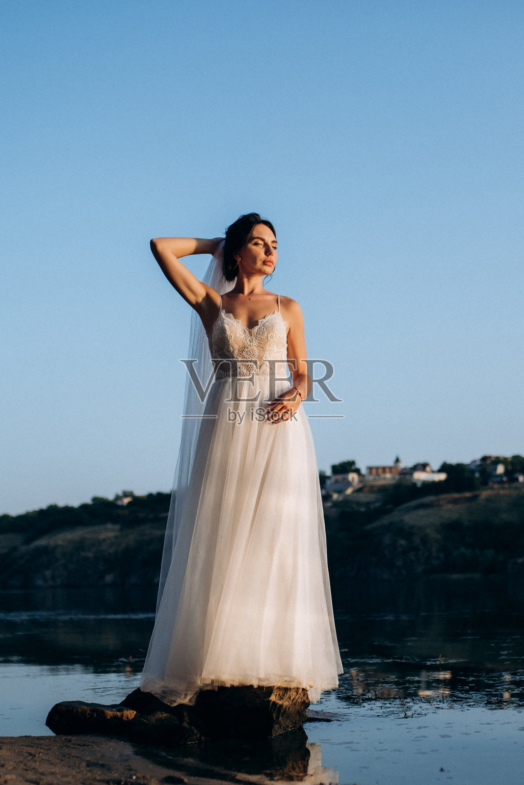 新娘和新郎在河边照片摄影图片