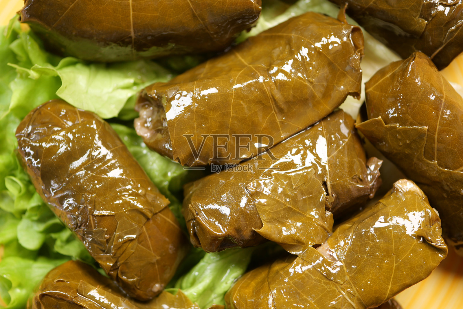 美味的葡萄叶卷配新鲜生菜，适合地中海菜肴照片摄影图片