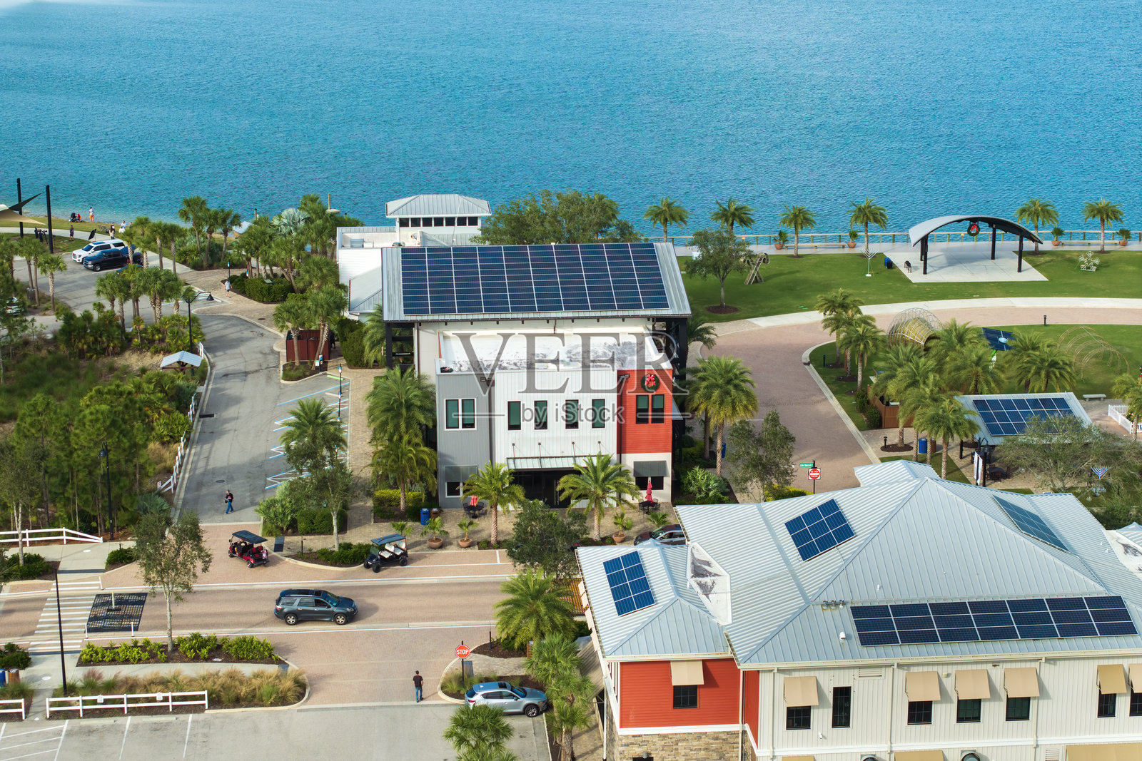 佛罗里达州小型自治镇的办公楼配有太阳能屋顶。蓝色光伏板用于生产清洁生态电能。投资可再生电力的理念。照片摄影图片