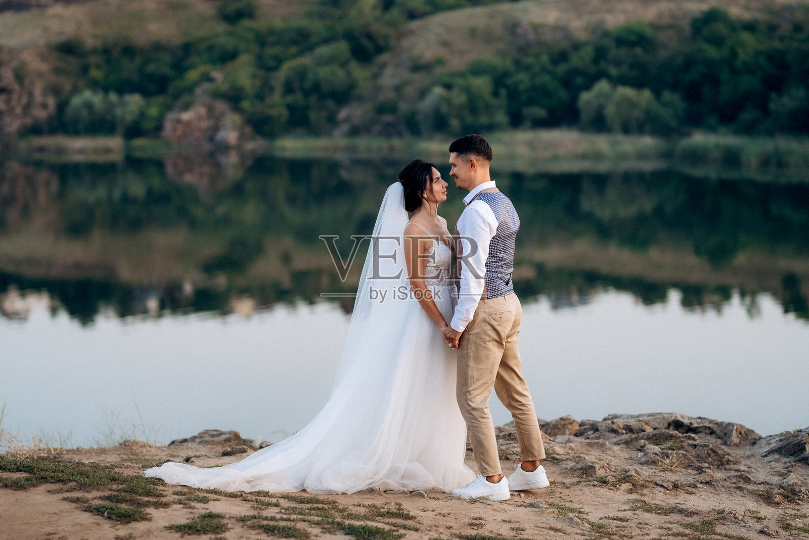 新娘和新郎在河边照片摄影图片