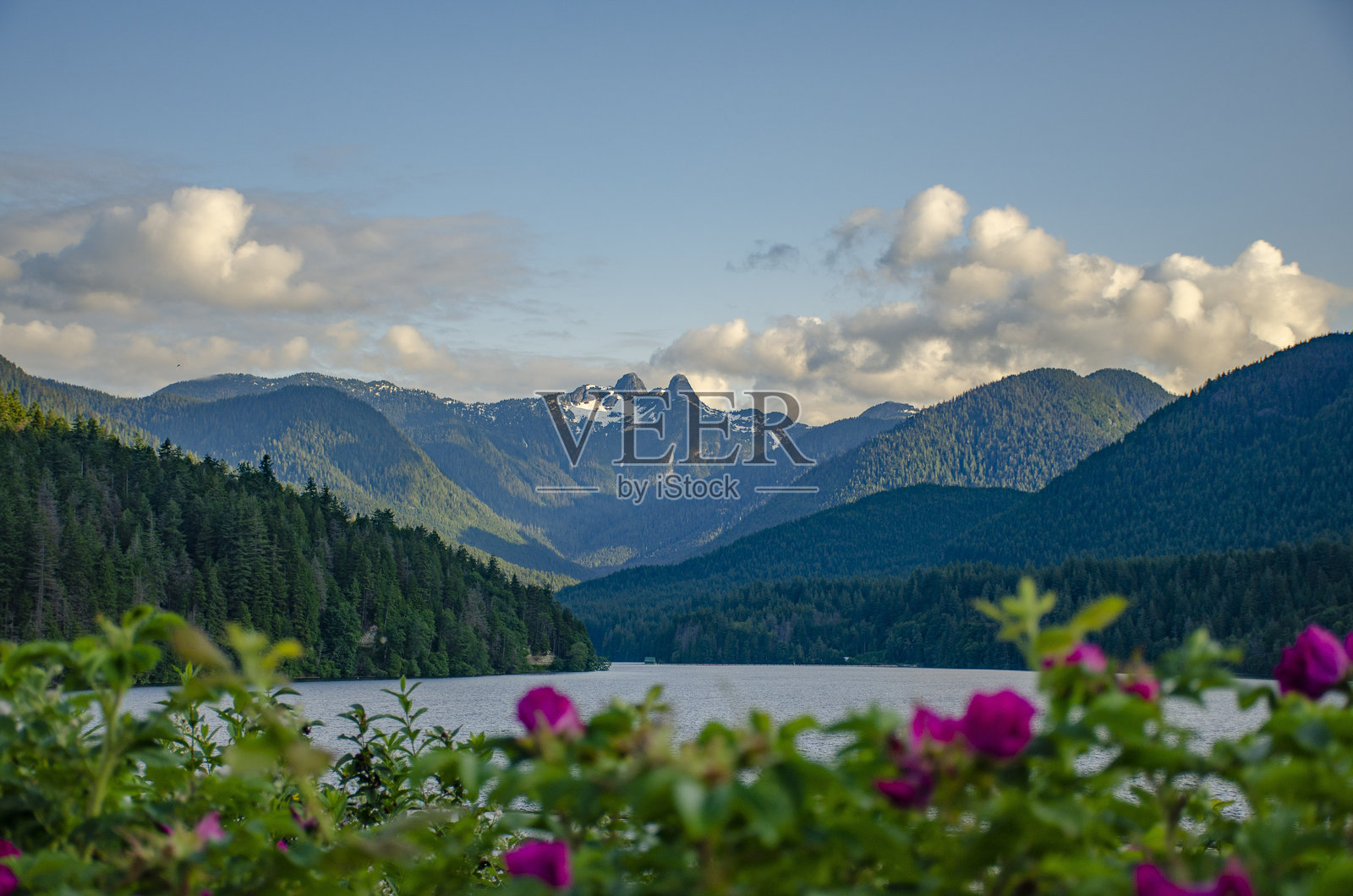 卡皮拉诺湖和山景照片摄影图片