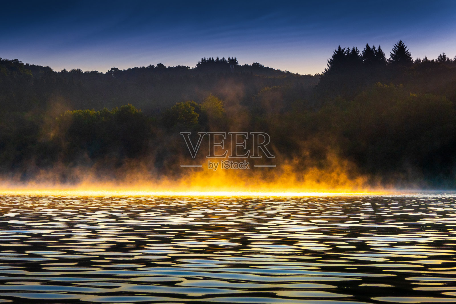 法国南部奥克西塔尼地区拉拉维耶湖的日出风景。照片摄影图片