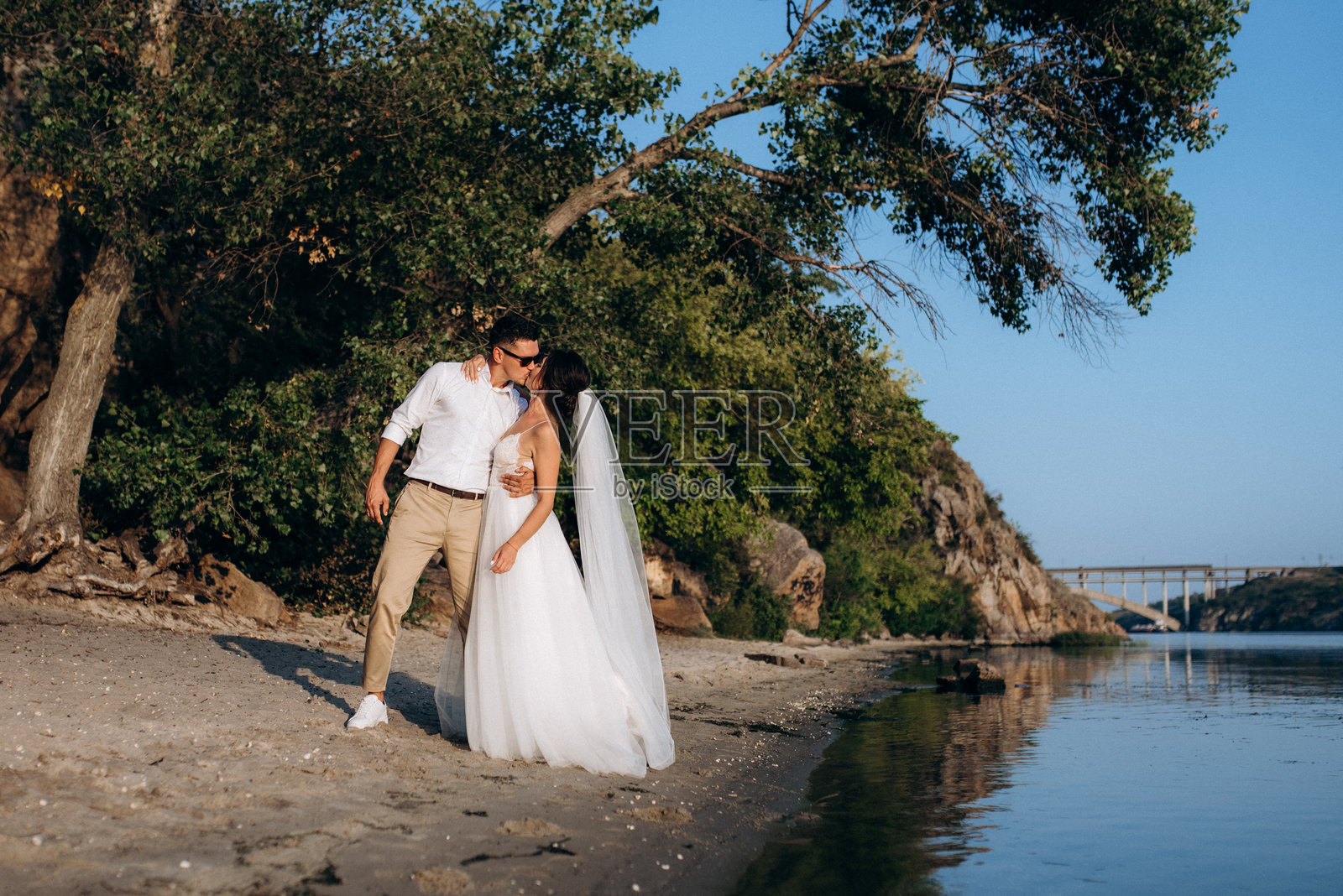 新娘和新郎在河边照片摄影图片