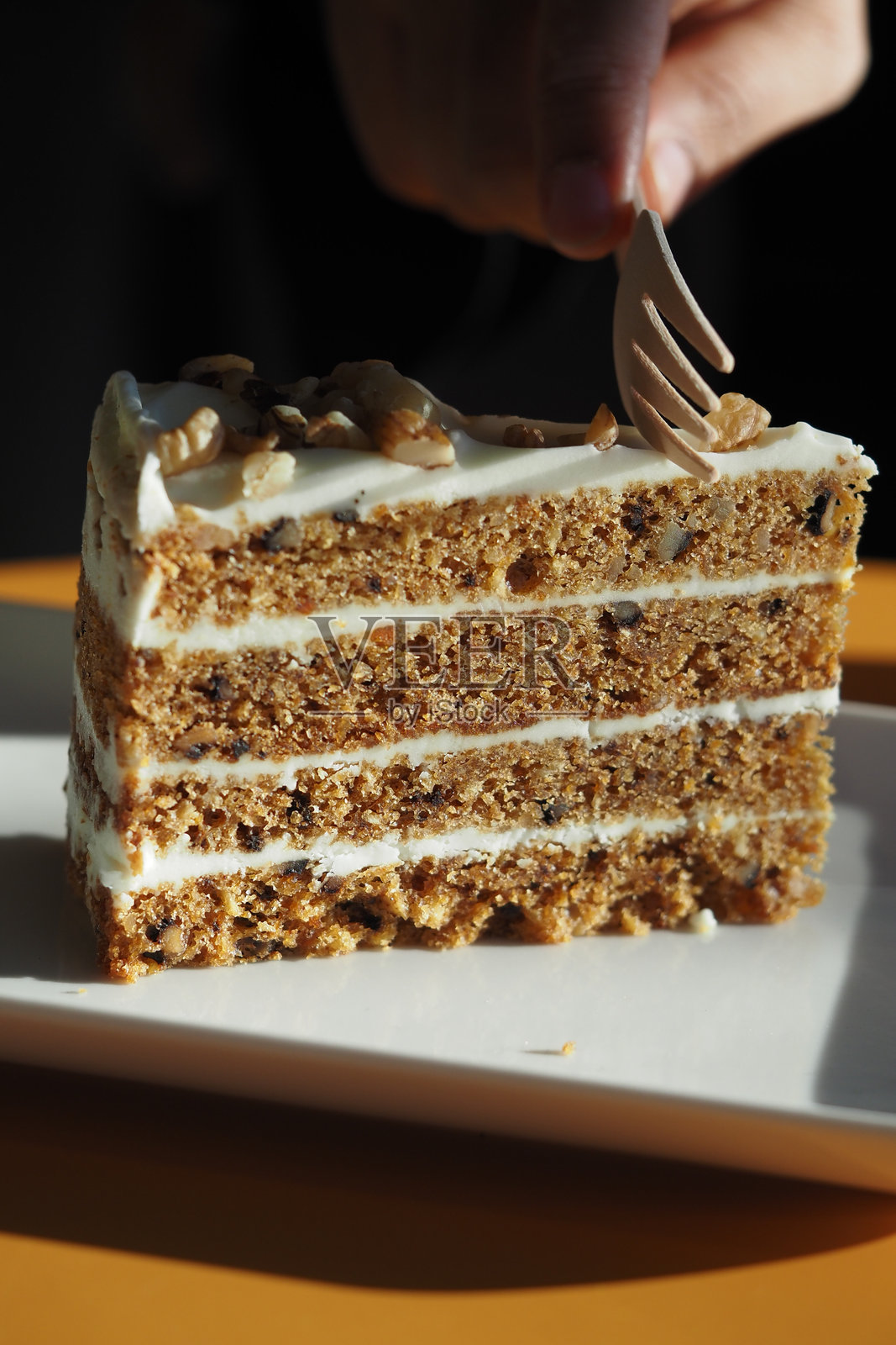 阳光明媚的下午享用美味的分层蛋糕照片摄影图片