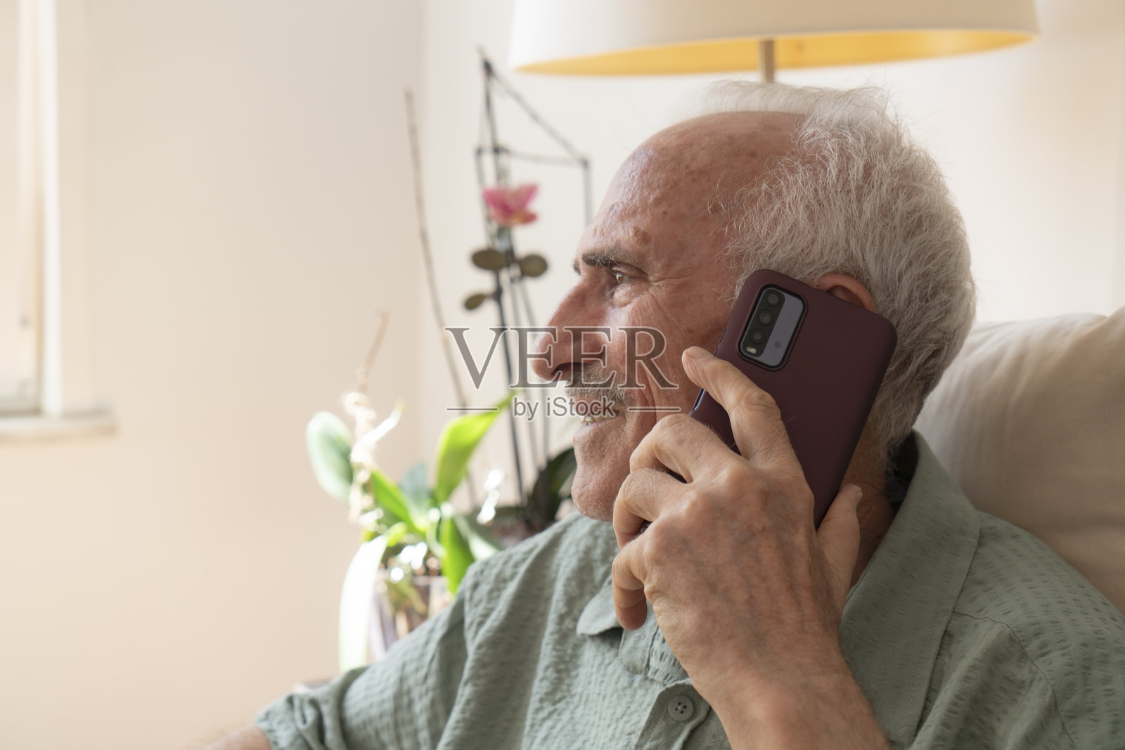 在家中使用智能手机的老年男性肖像照片摄影图片