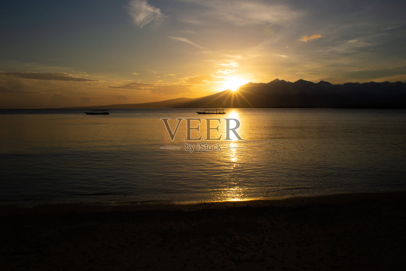 美丽的海滩日落戏剧性风景，船的剪影。照片摄影图片