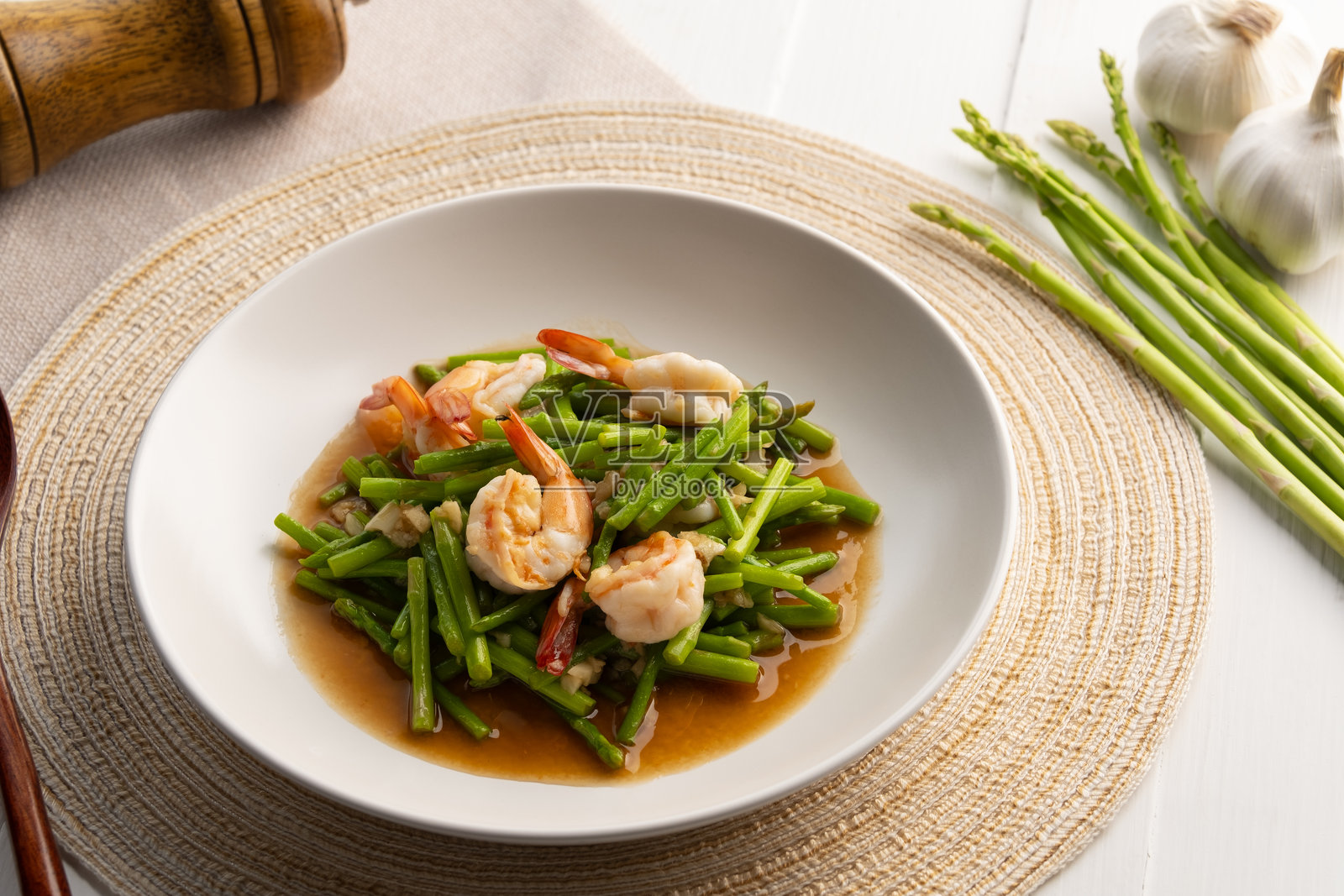 蒜香虾仁炒芦笋照片摄影图片