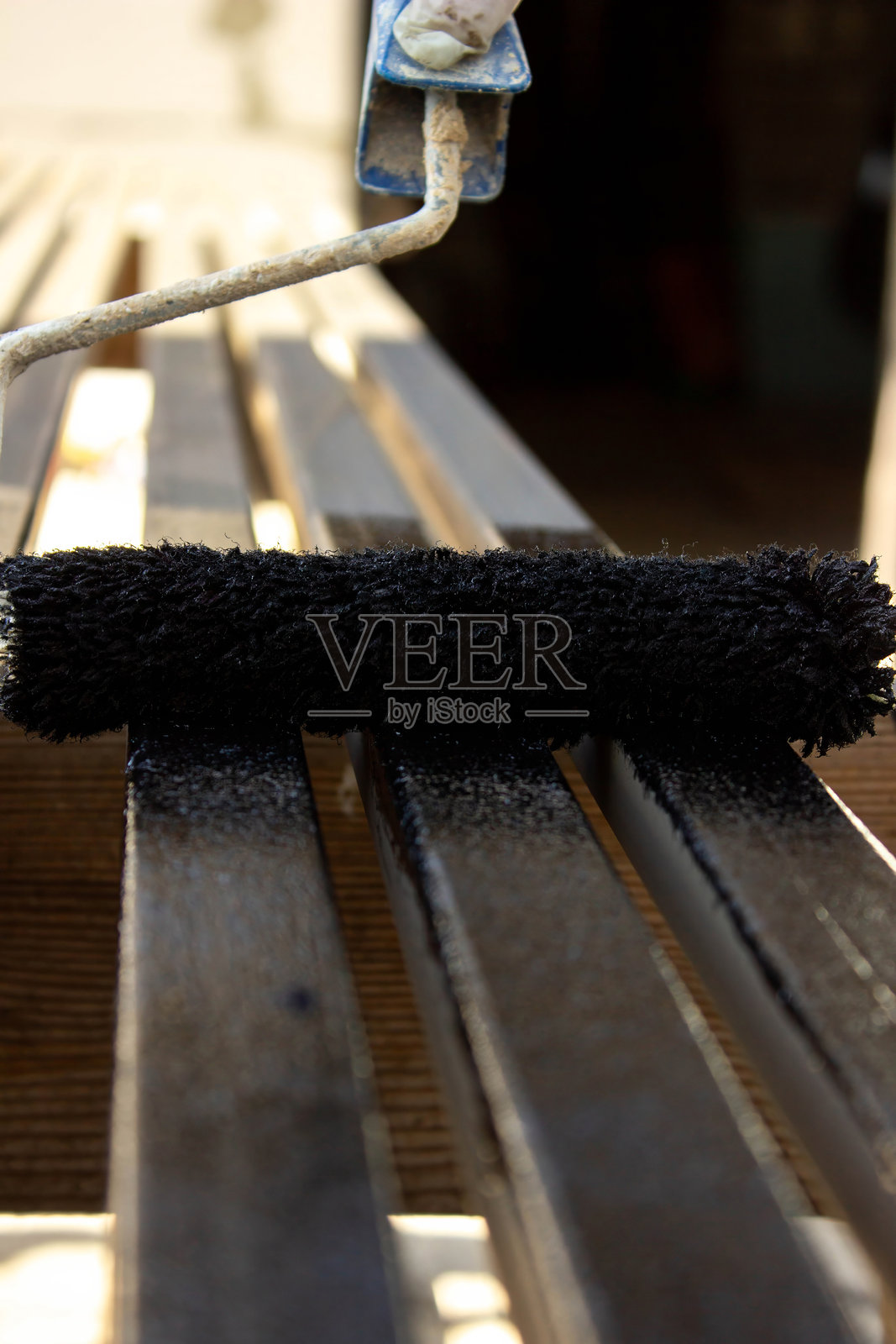 用滚筒给金属表面上漆照片摄影图片