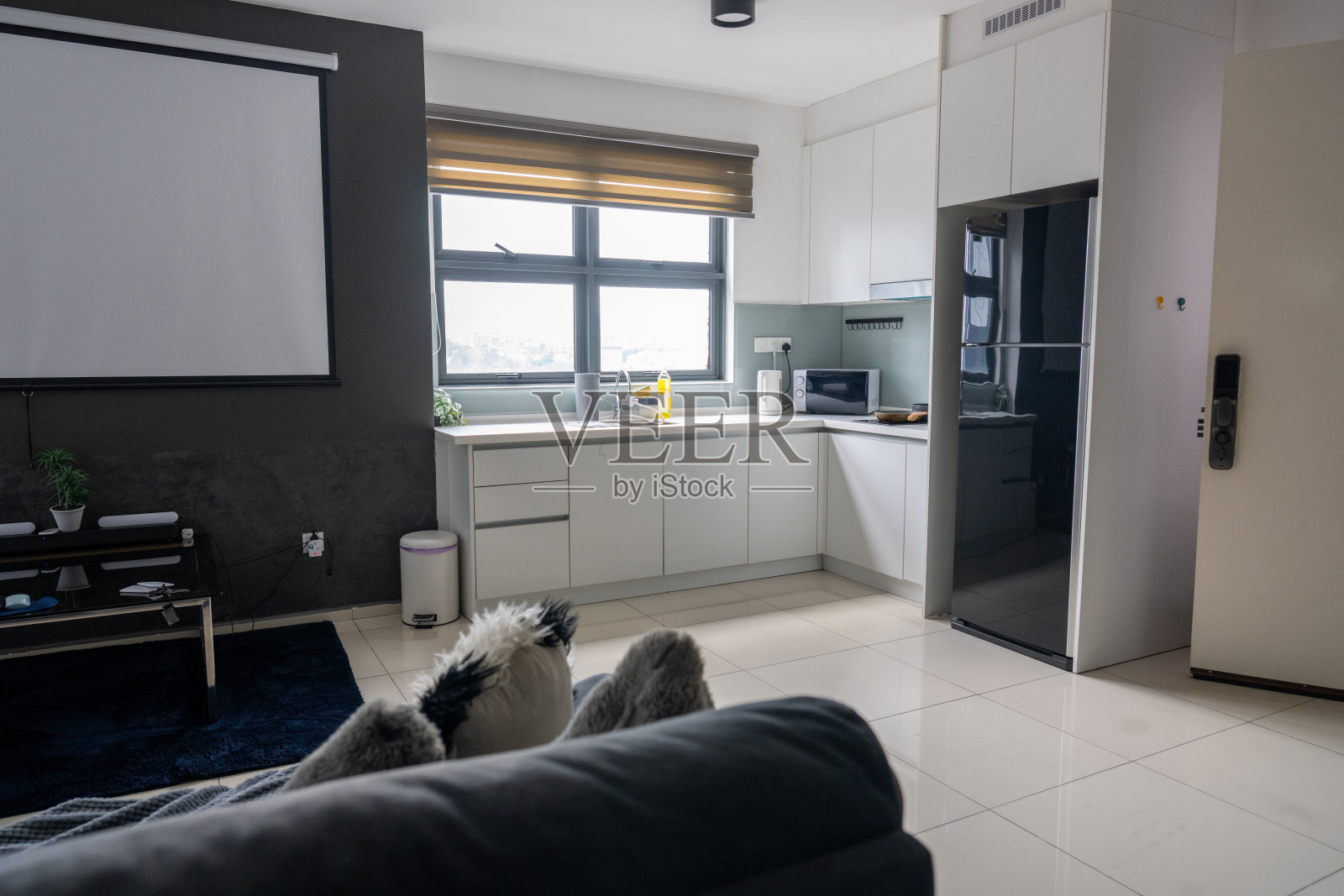 一个舒适的客厅，充满高科技气息照片摄影图片