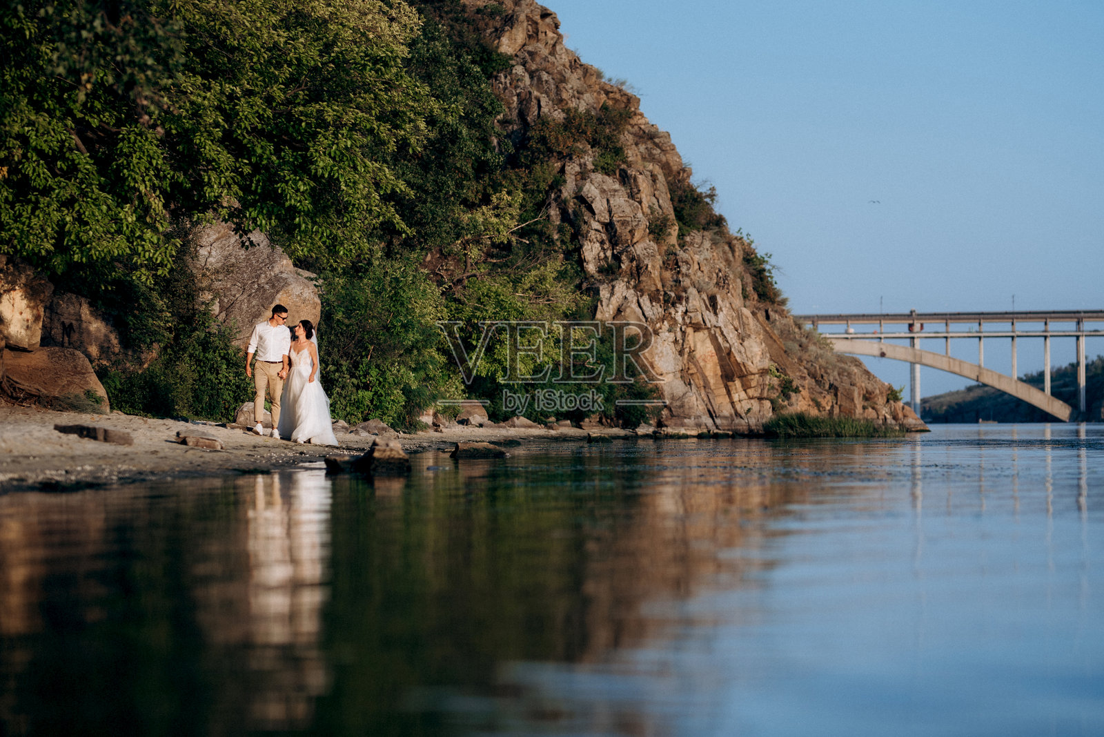 新娘和新郎在河边照片摄影图片