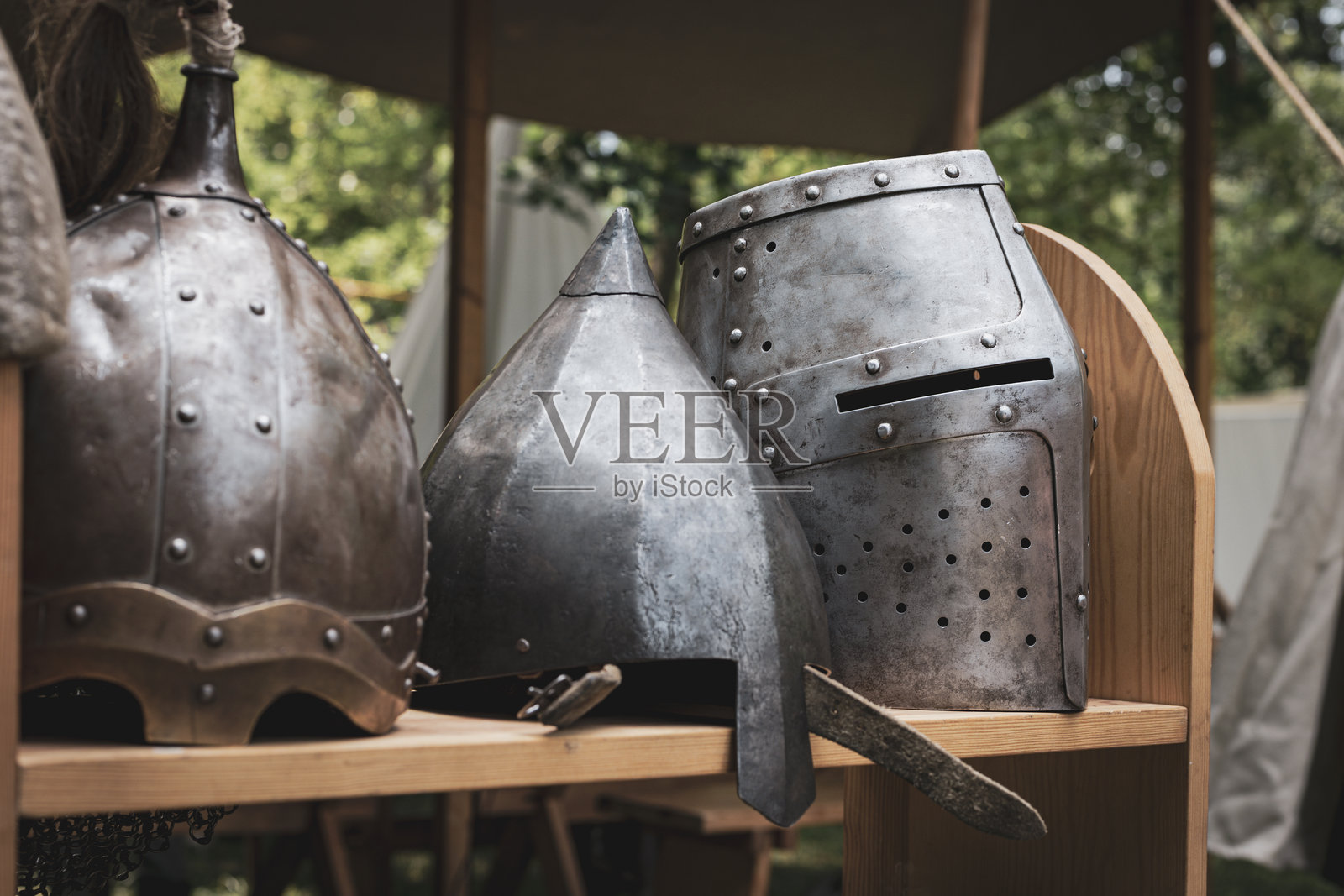 中世纪头盔展览 - 三款历史头盔展示中世纪盔甲照片摄影图片