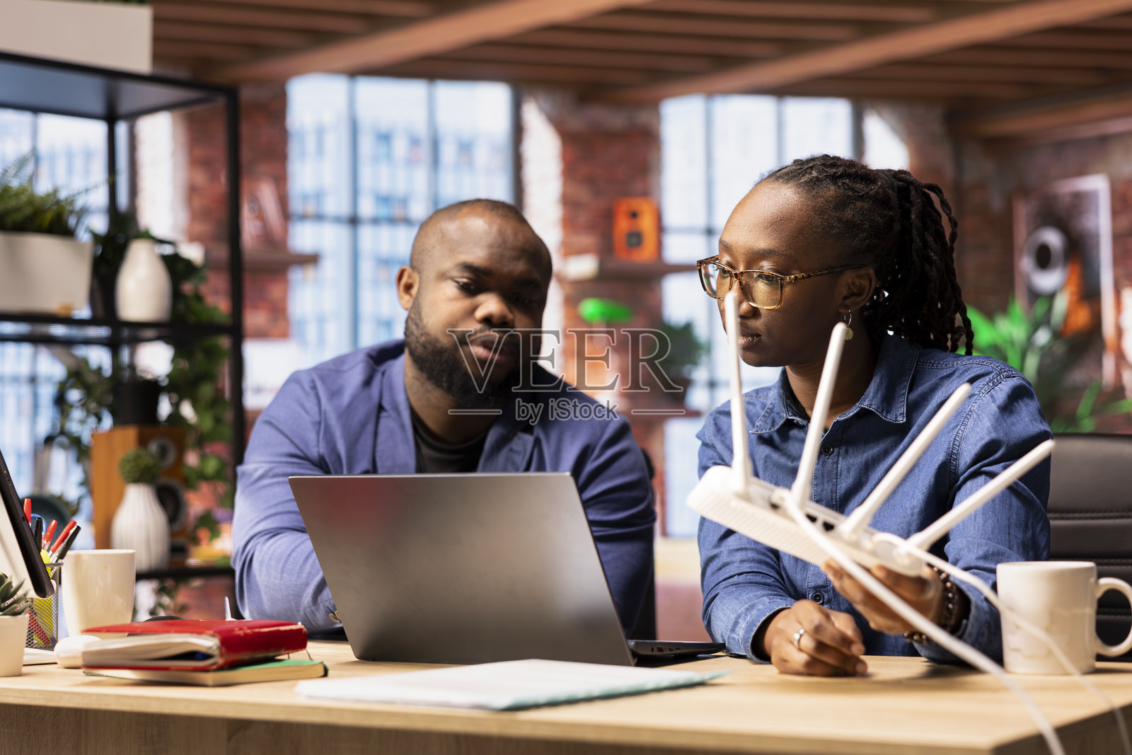 非裔美国女性从路由器中拔出LAN电缆照片摄影图片