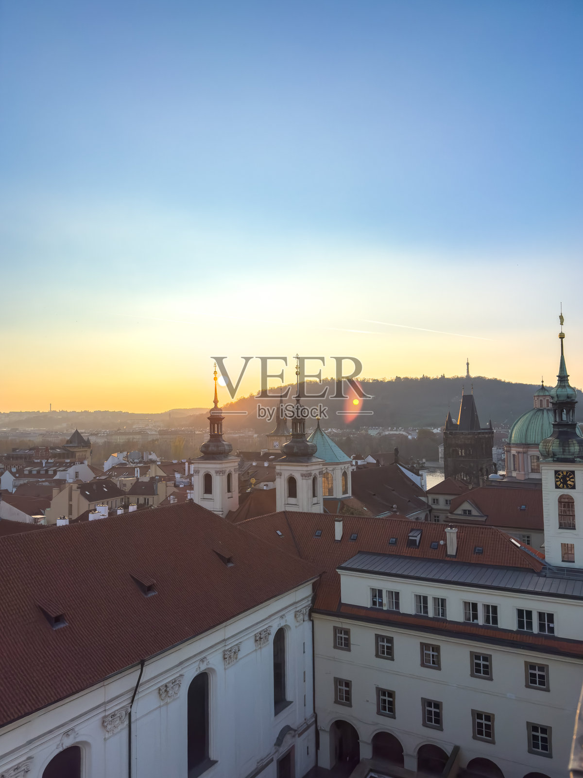 古城的红色屋顶与日落的山丘照片摄影图片