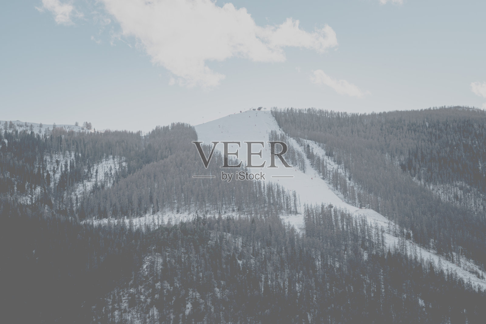 法国圣艾蒂安德蒂内的奥龙山脉照片摄影图片