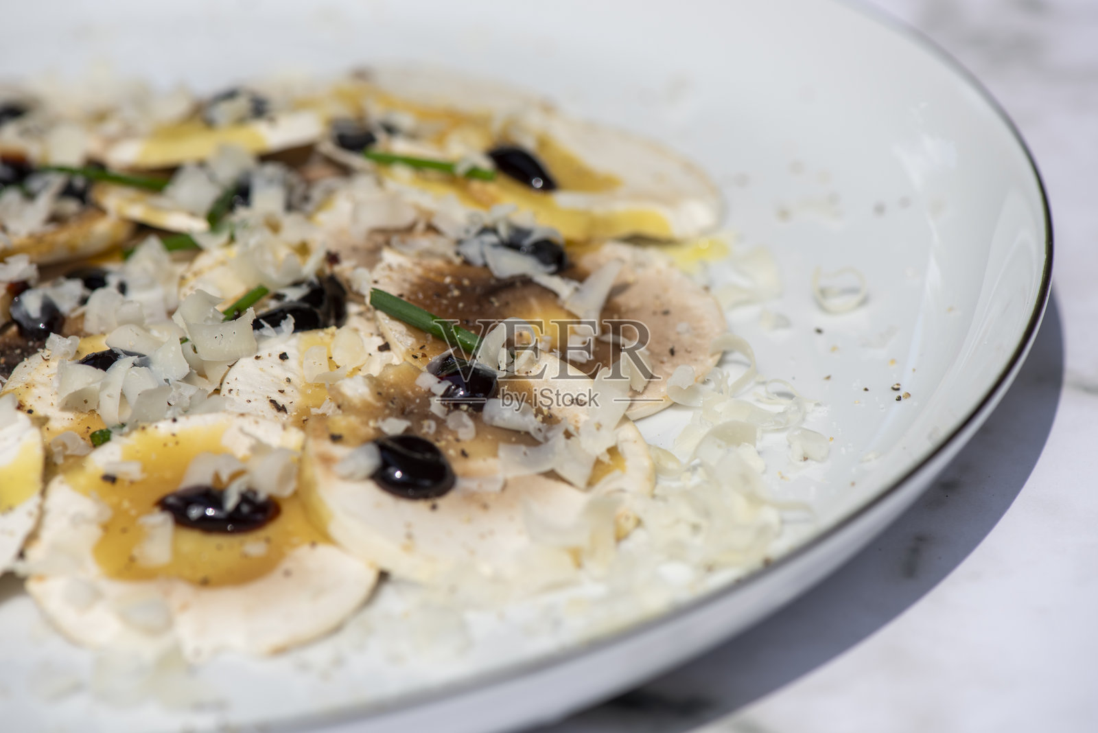 蘑菇生牛肉片照片摄影图片