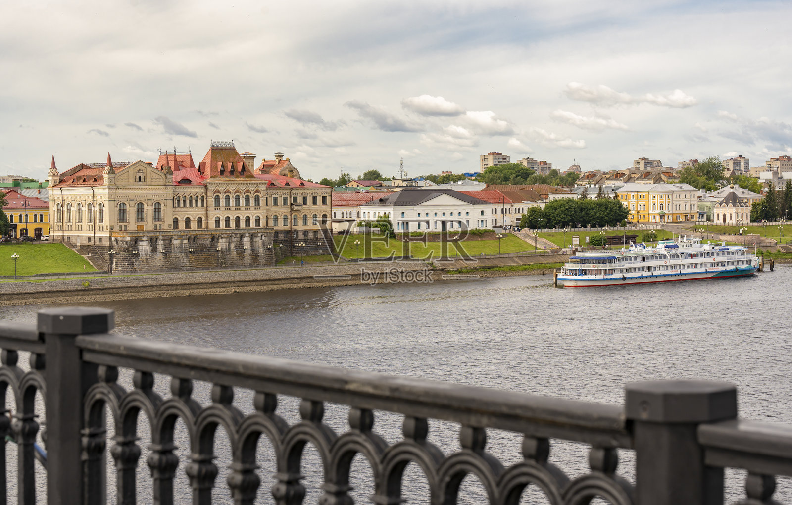 里宾斯克市的堤岸、粮食交易所和码头。伏尔加河照片摄影图片