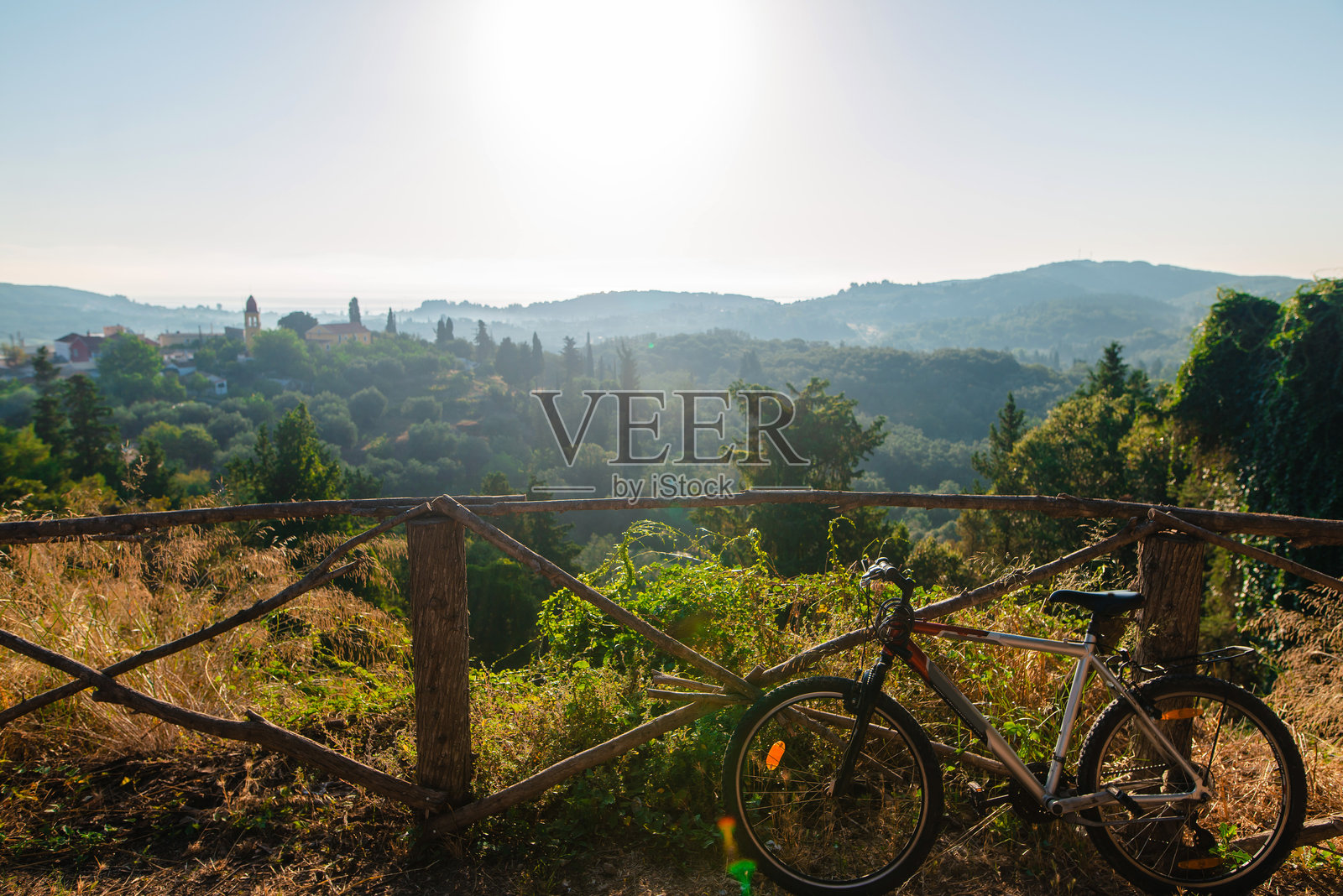 俯瞰阳光明媚山谷的自行车照片摄影图片