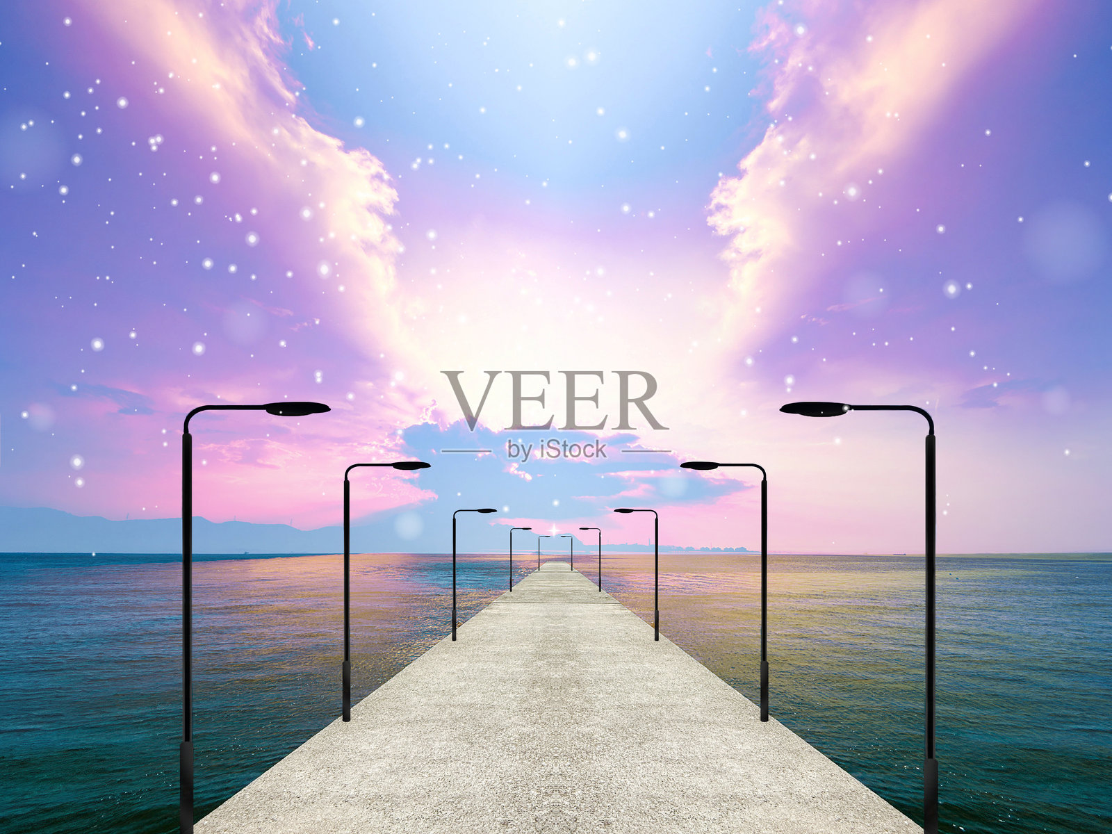 一条通向美丽神秘的天空和海洋地平线的单一路径照片摄影图片