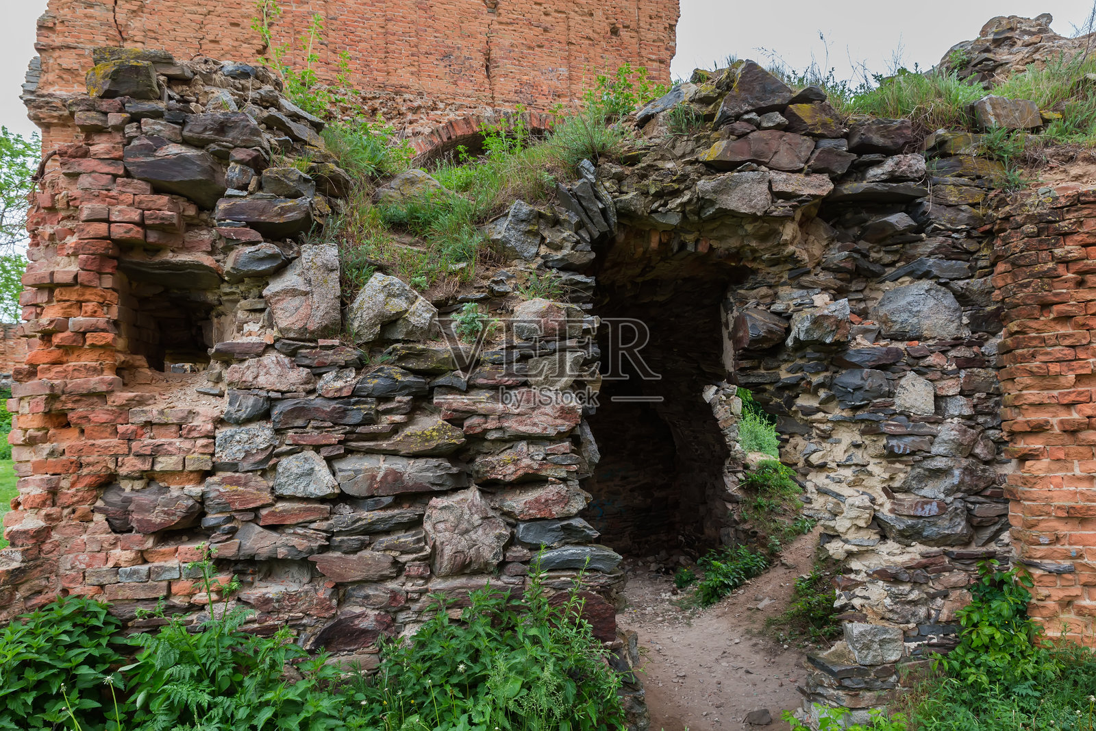 废弃中世纪城堡的防御石砖结构照片摄影图片