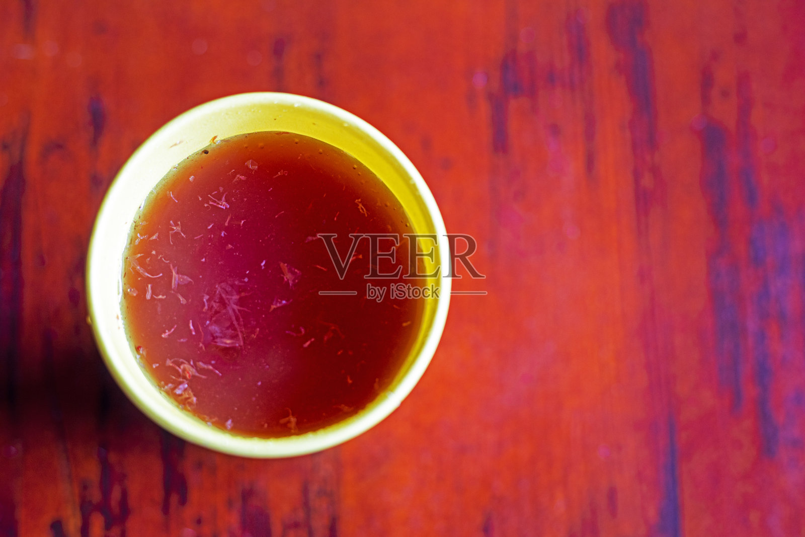 覆盆子茶与杏仁泡芙。早晨小吃照片摄影图片