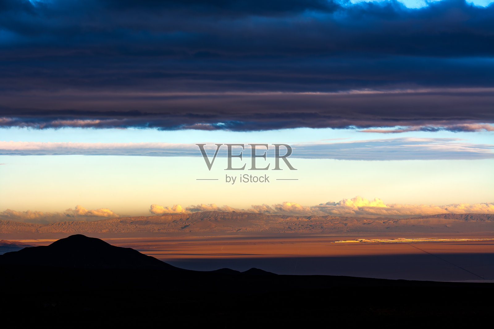 智利阿塔卡马盐沼的工业景观，锂厂在干旱的沙漠中运作。照片摄影图片