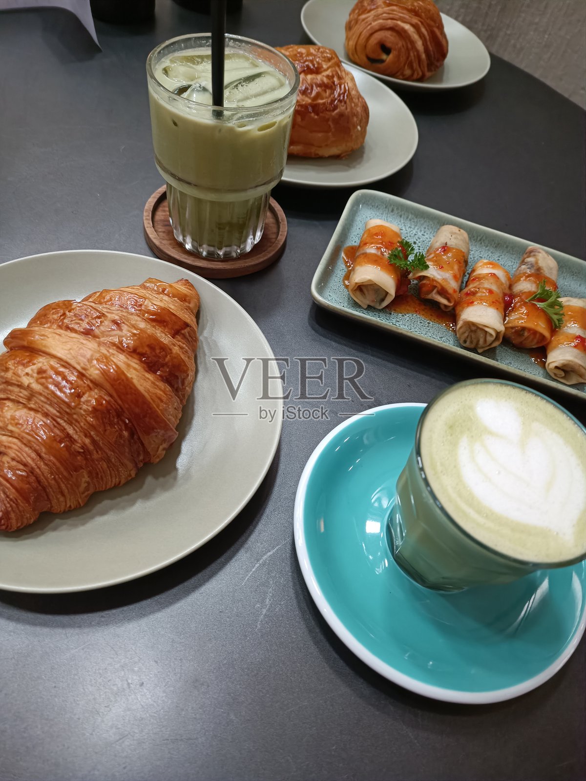 桌子上特写的抹茶饮品和小吃照片摄影图片