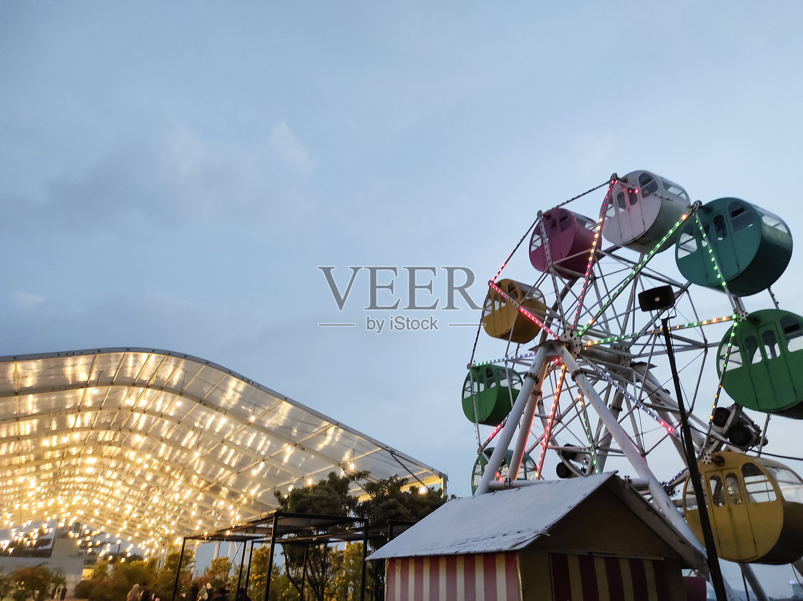 迷你摩天轮与夕阳天空背景。照片摄影图片