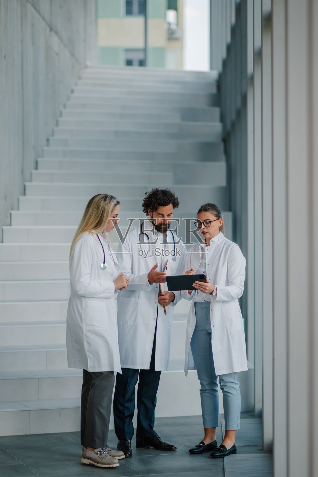 医疗团队在医院使用数字平板分析患者数据照片摄影图片