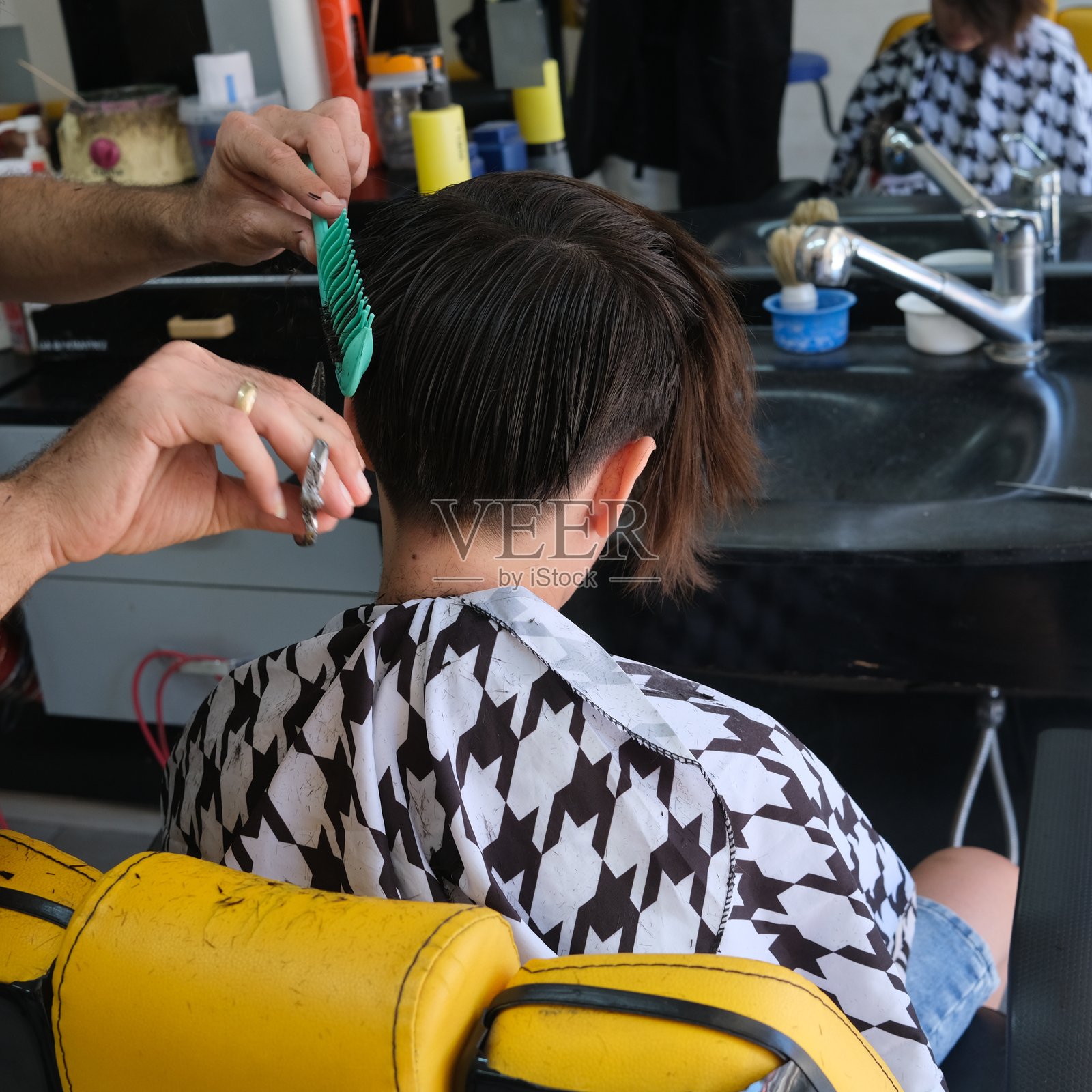 11岁男孩的发型照片摄影图片