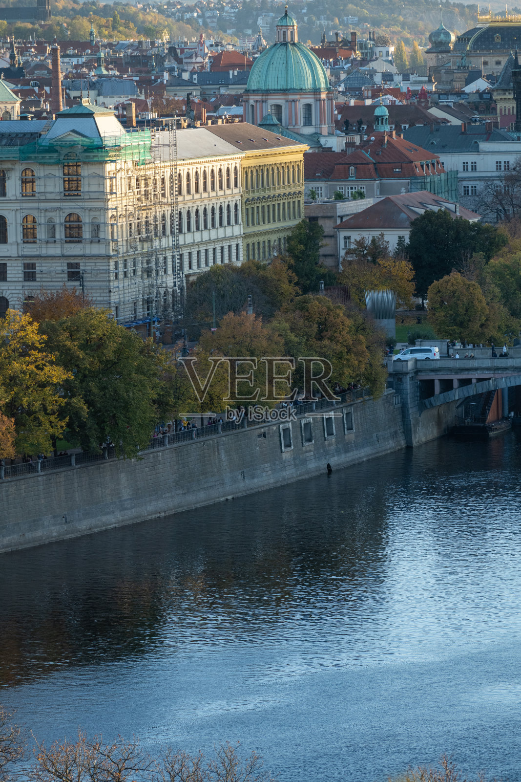 捷克共和国布拉格及伏尔塔瓦河的鸟瞰图照片摄影图片