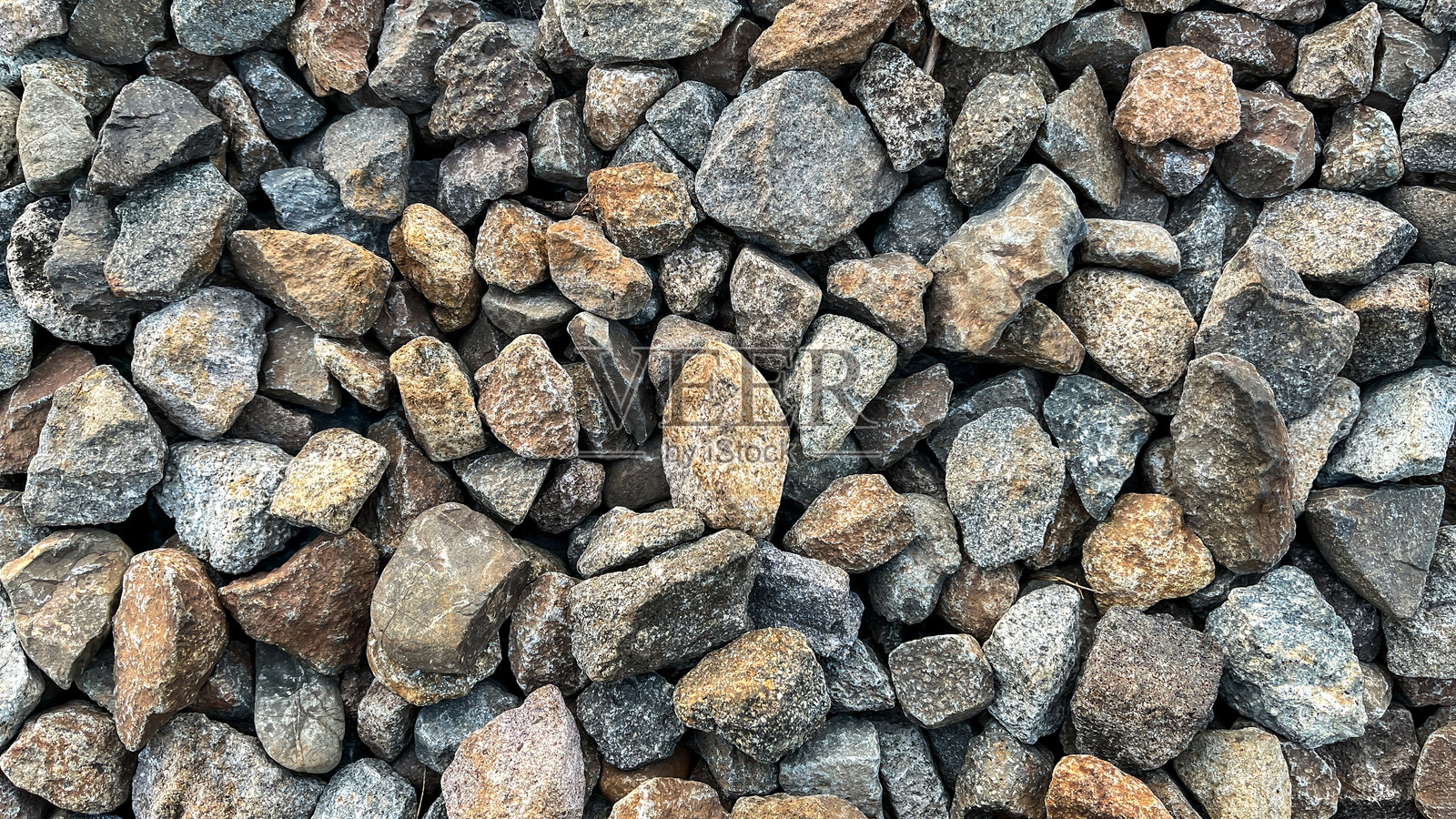 高分辨率的自然卵石俯视图，形状和颜色各异。适合建筑、户外或地质主题的背景。照片摄影图片