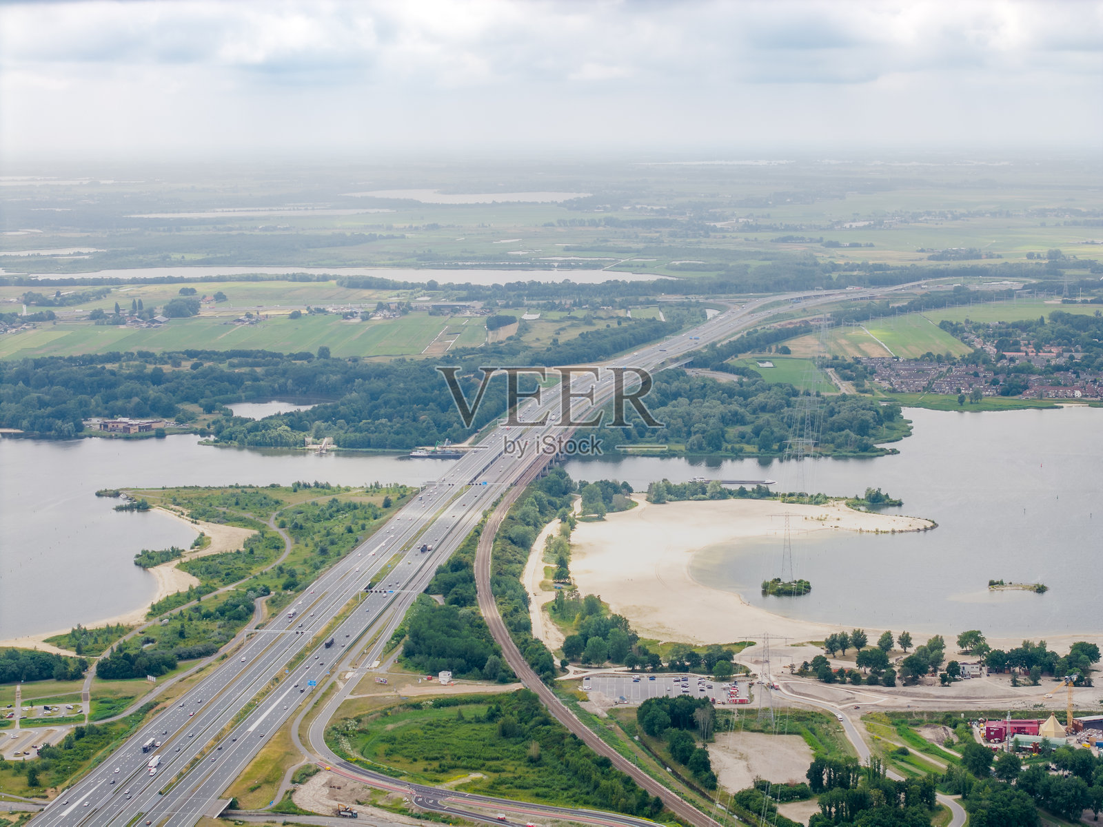 阿尔梅勒附近的古伊梅尔湖上空的A6高速公路俯瞰图照片摄影图片