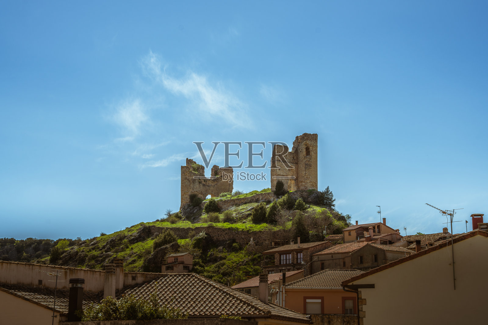 佩莱格里纳城堡，西根萨（Siguenza），瓜达拉哈拉，西班牙。城堡及其周围的风景。照片摄影图片