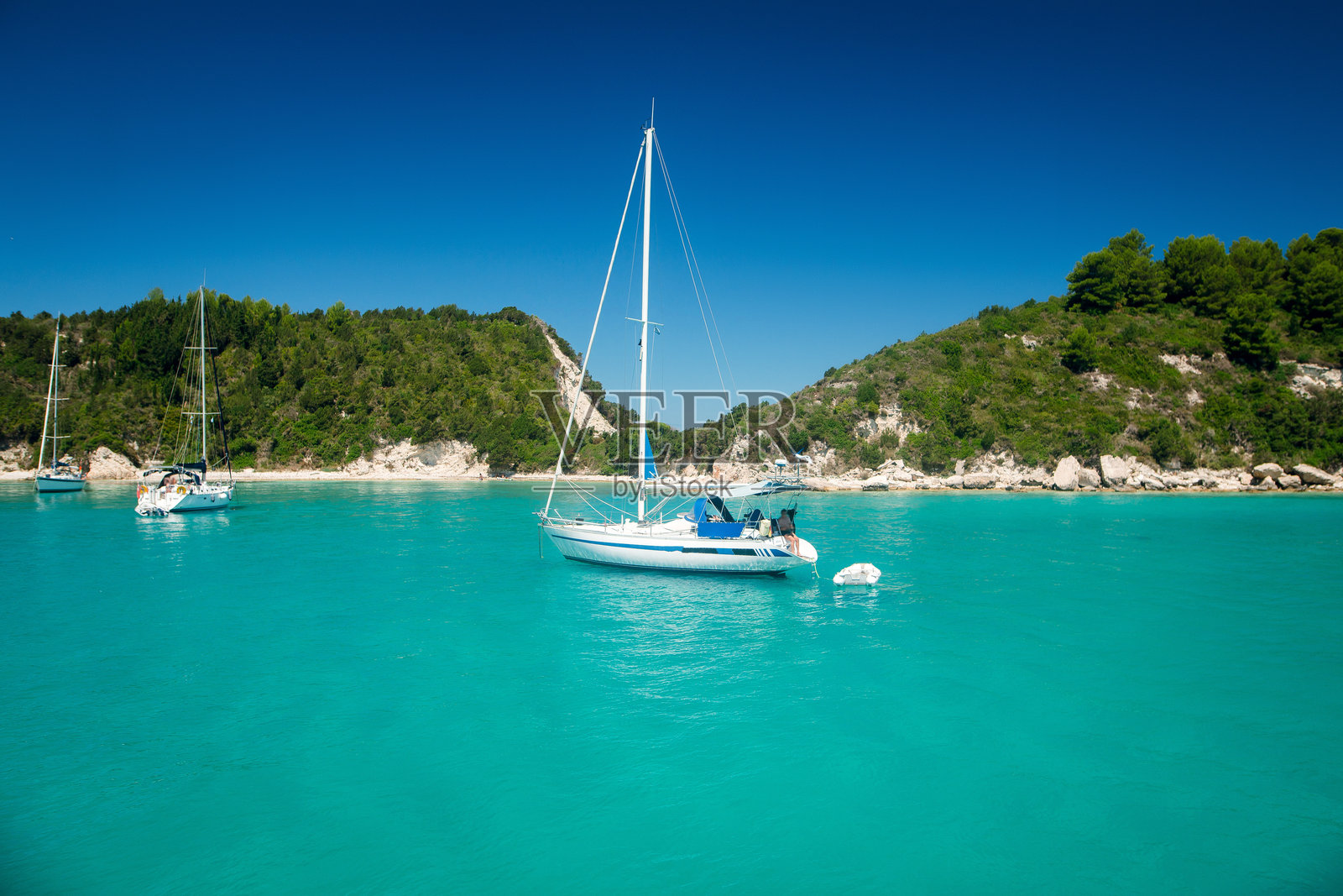 停泊在碧绿海湾的帆船照片摄影图片